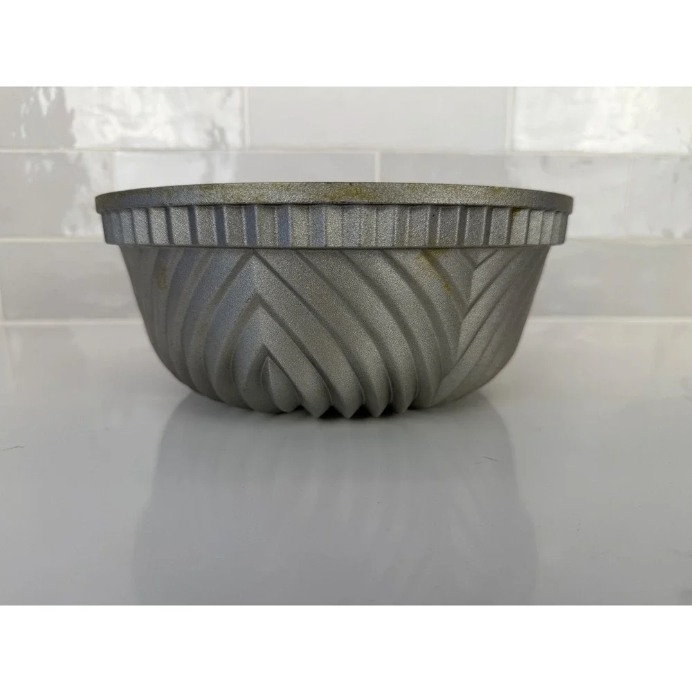 Nordic Ware Bundt Pan Bavaria Cast Aluminum 10 Cup Silver Geometric Cake Mold